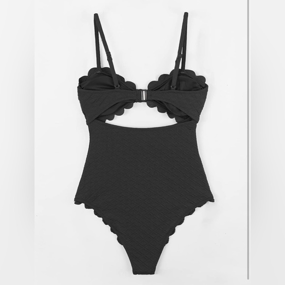 Cupshe Textured Scallop One-Piece - Picture 5 of 7